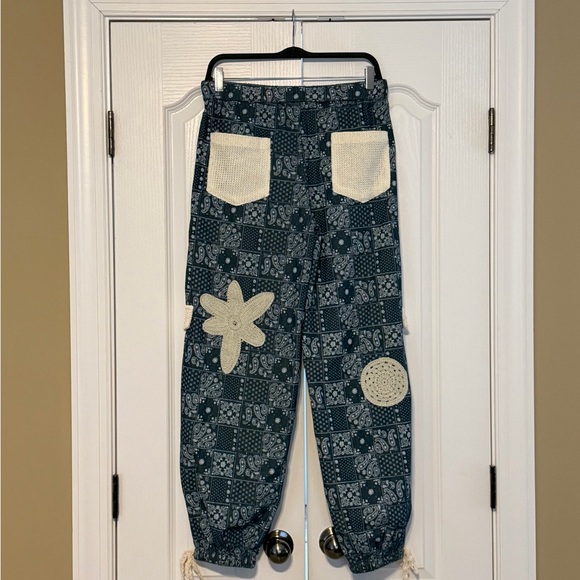 💕NWOT: POL Floral Patchwork Joggers With Crochet Detail - Picture 9 of 12